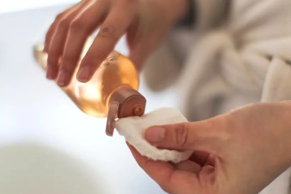 چرا نباید بعد از استفاده از تونر صورت را بشویید